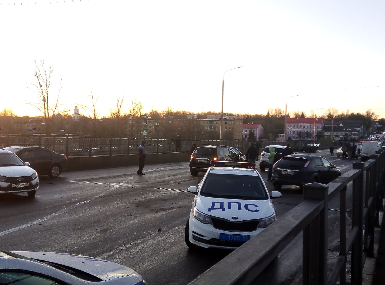 Около полутора десятков машин столкнулись на мосту через Волгу в Тверской  области | 10.11.2020 | Тверь - БезФормата