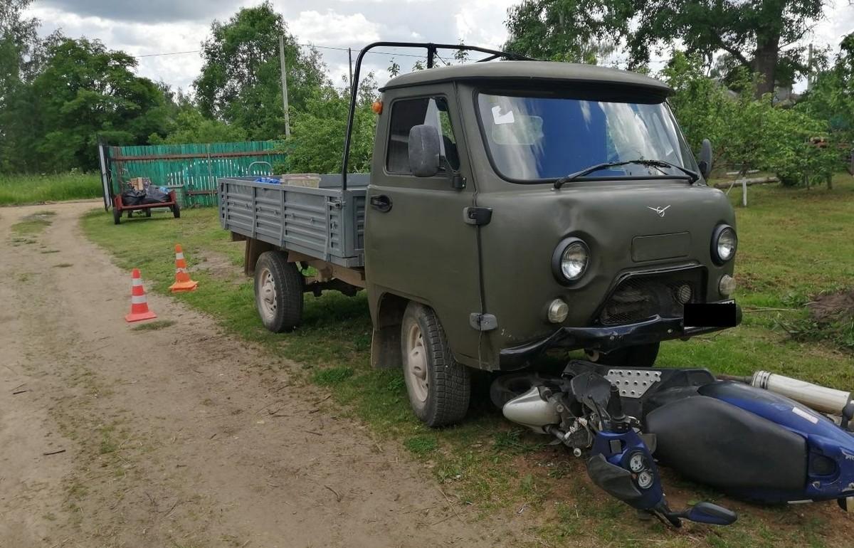 В деревне в Тверской области пьяный водитель скутера врезался в стоящую  машину | 17.06.2022 | Тверь - БезФормата