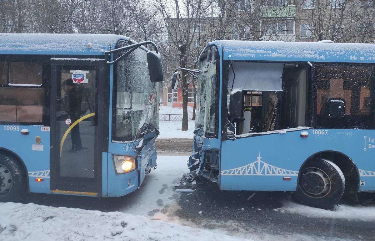 В Твери в микрорайоне «Южный» столкнулись два автобуса | 03.01.2023 | Тверь  - БезФормата