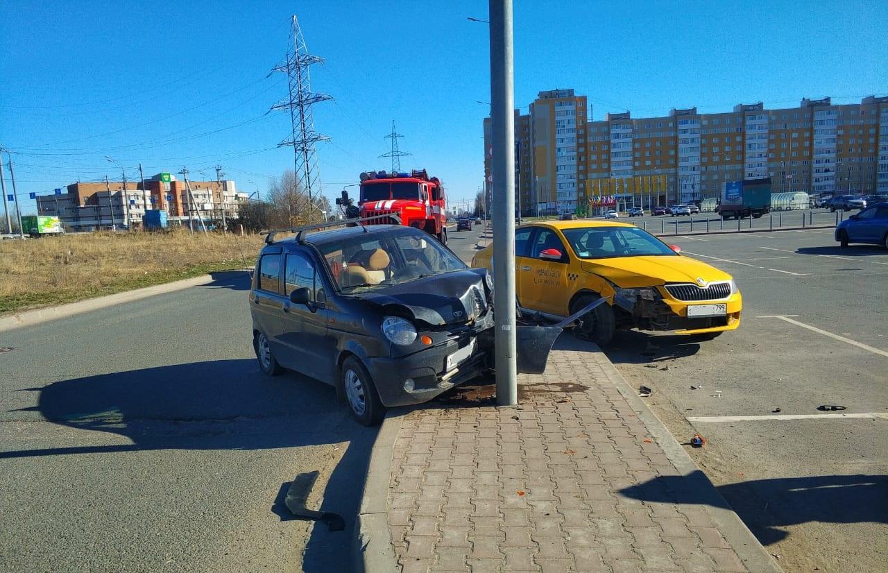 В ДТП у «Глобуса» в Твери пострадали два человека 18 апреля 2021