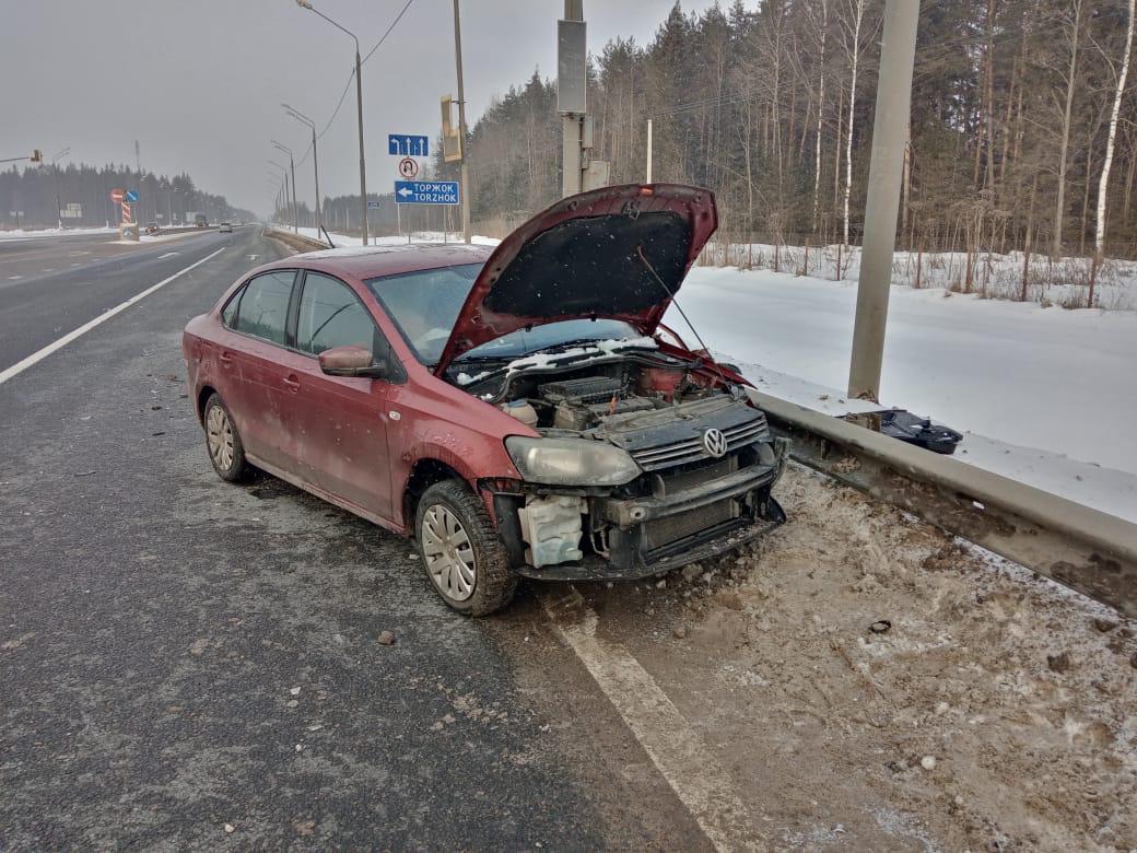 Три человека получили травмы в ДТП на М10 в Тверской области
