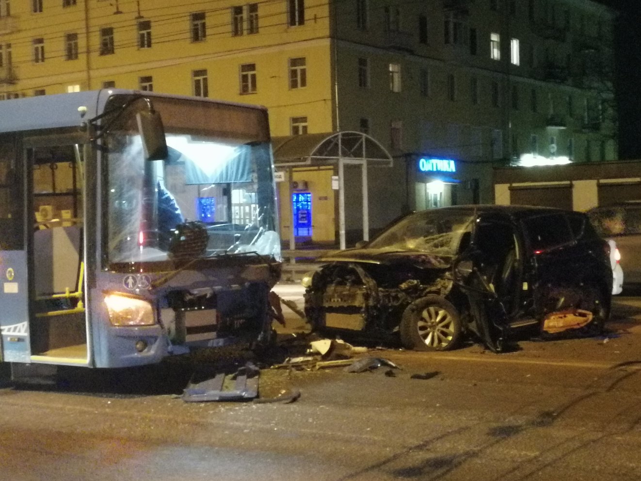 В Твери столкнулись автобус и кроссовер, есть пострадавший