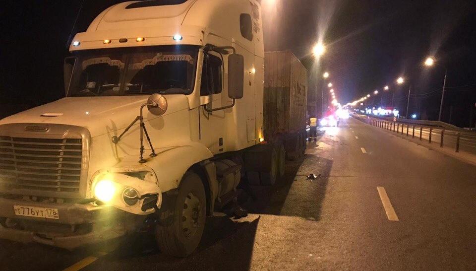 Пассажир остановившейся на трассе легковушки погиб под колесами грузовика в Тверской области