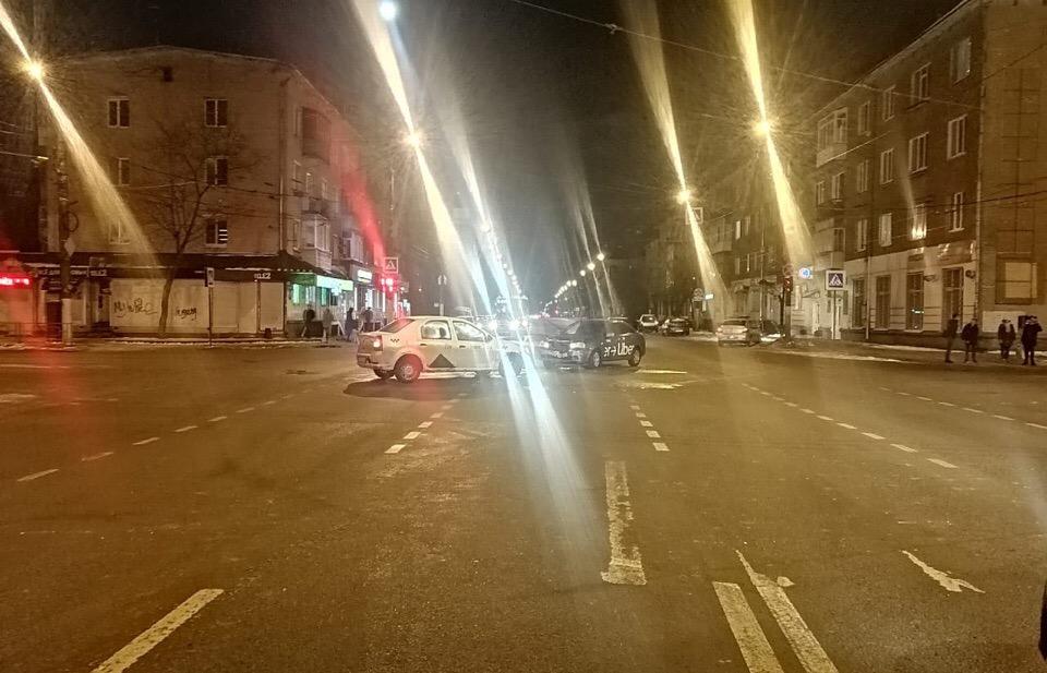Два такси столкнулись на перекрестке в Твери 