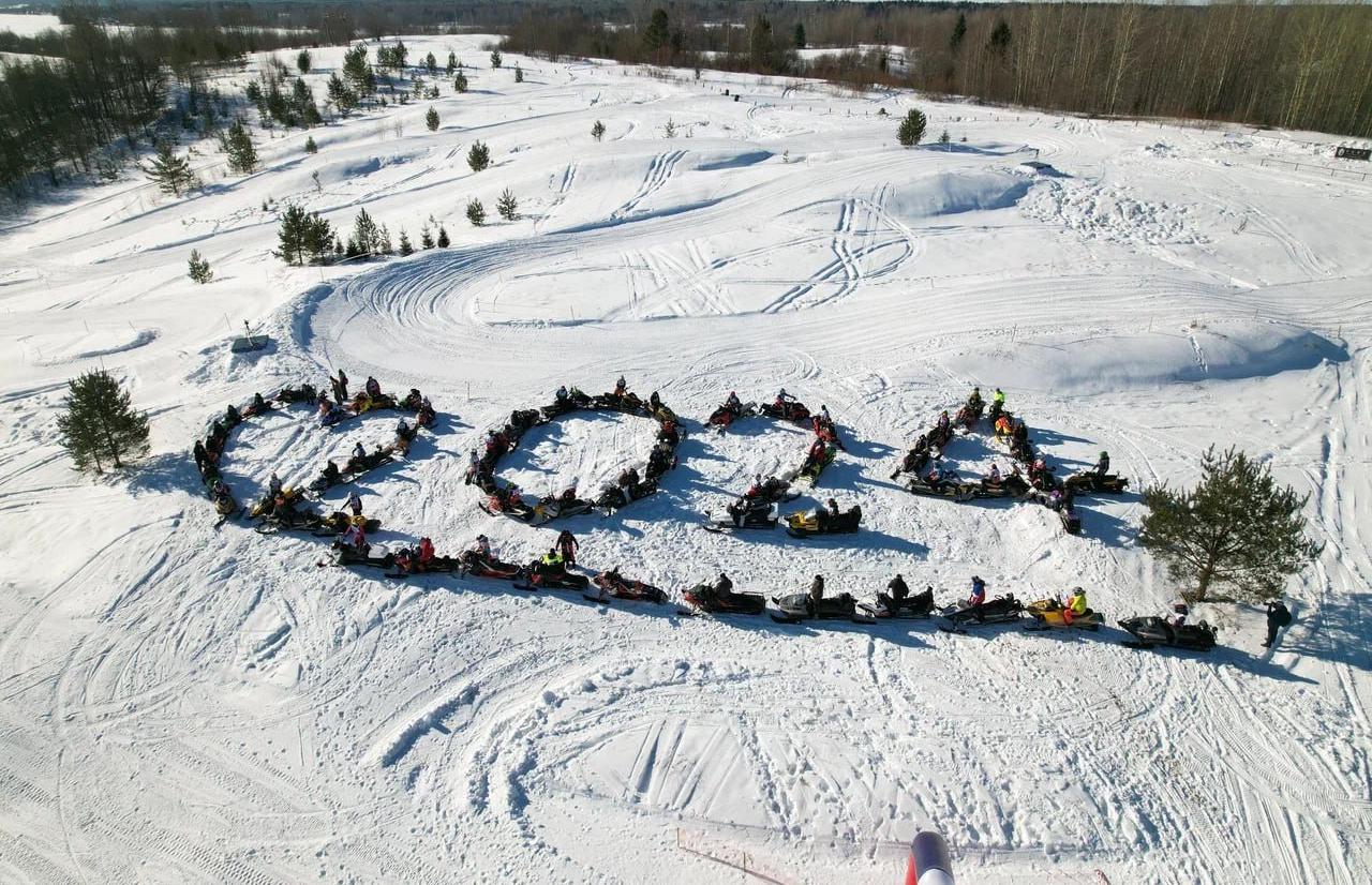 В Вологодской области 50 снегоходов выстроились в логотип Года семьи