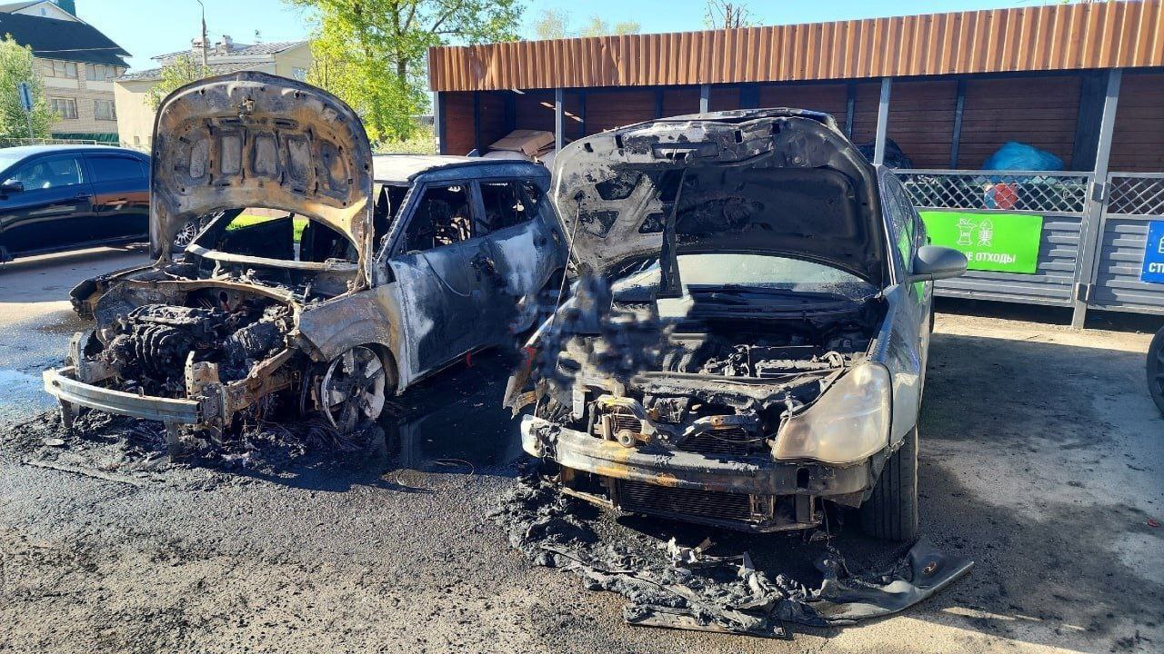 Два автомобиля горели ночью в Твери