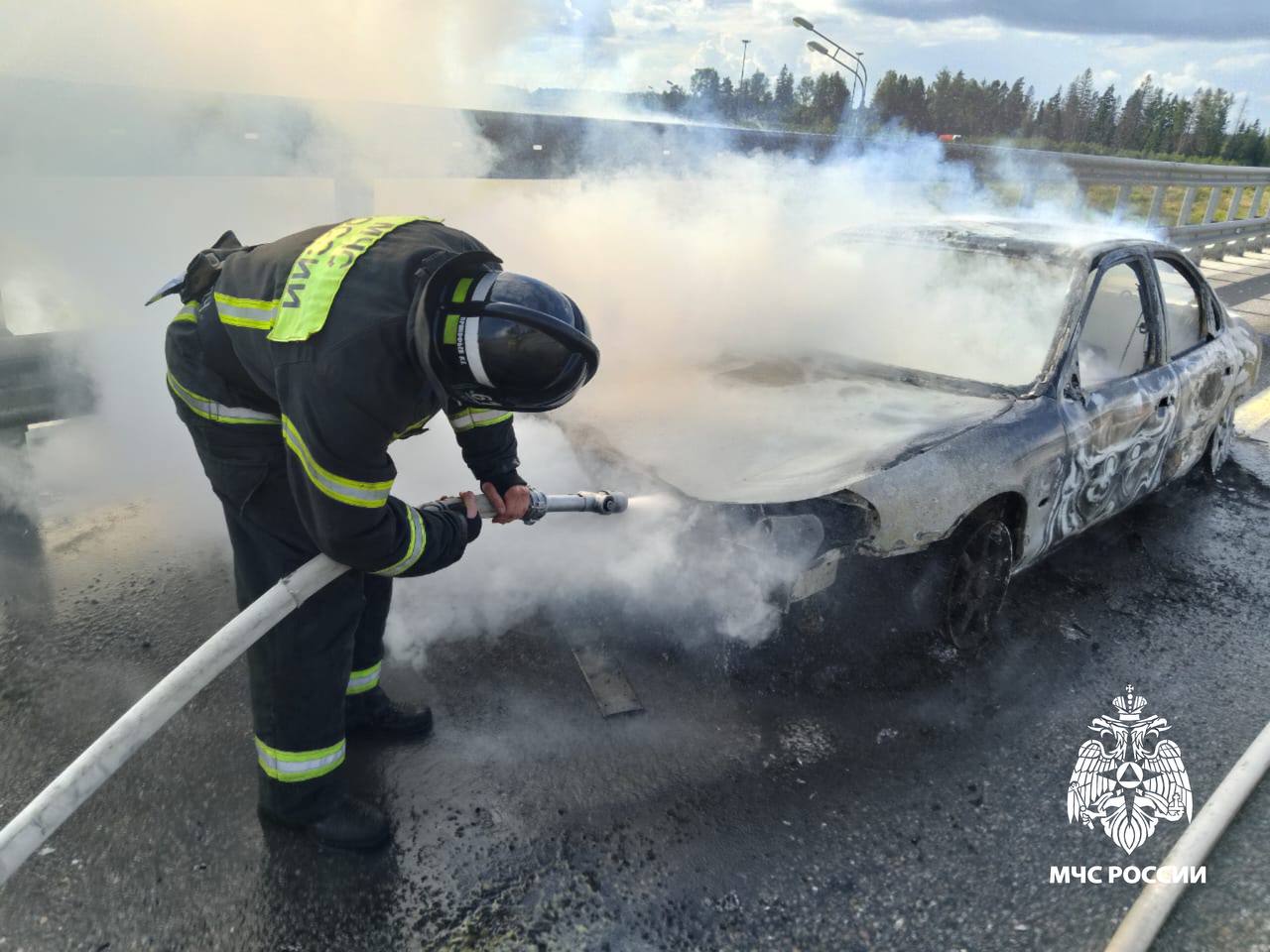 На М11 в Тверской области автомобиль загорелся во время движения