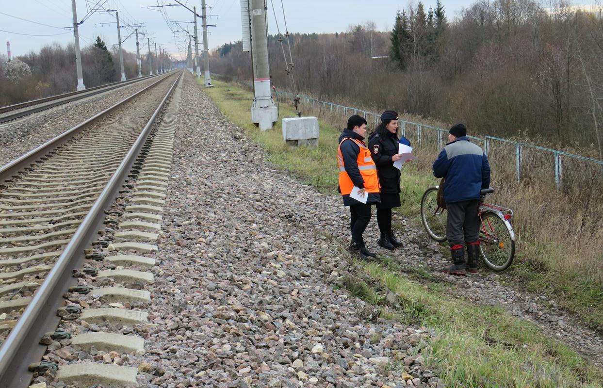 В Редкино транспортная полиция ловила нарушителей у несанкционированного перехода железной дороги