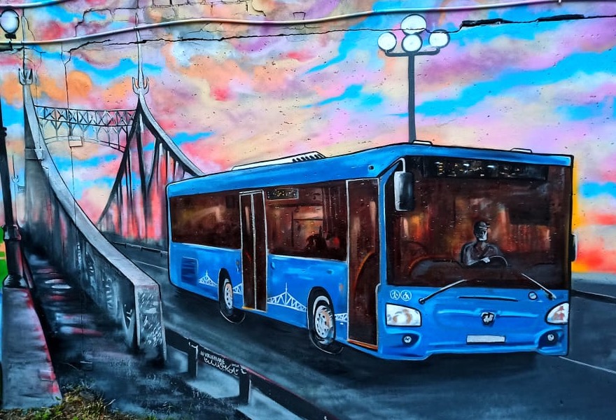 В Твери появилось граффити с синим автобусом