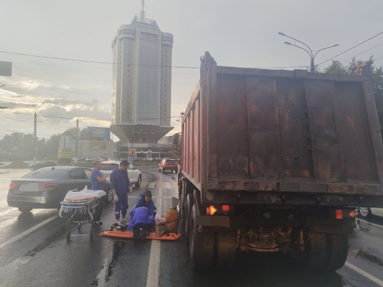 В центре Твери грузовик сбил женщину-пешехода