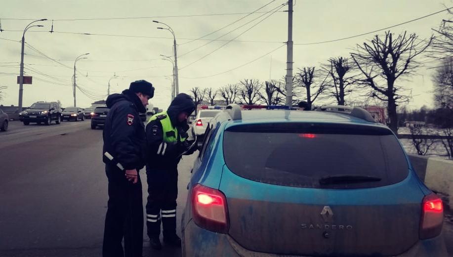 В Твери автоинспекторы наказали более десятка водителей, пренебрегающих детскими креслами