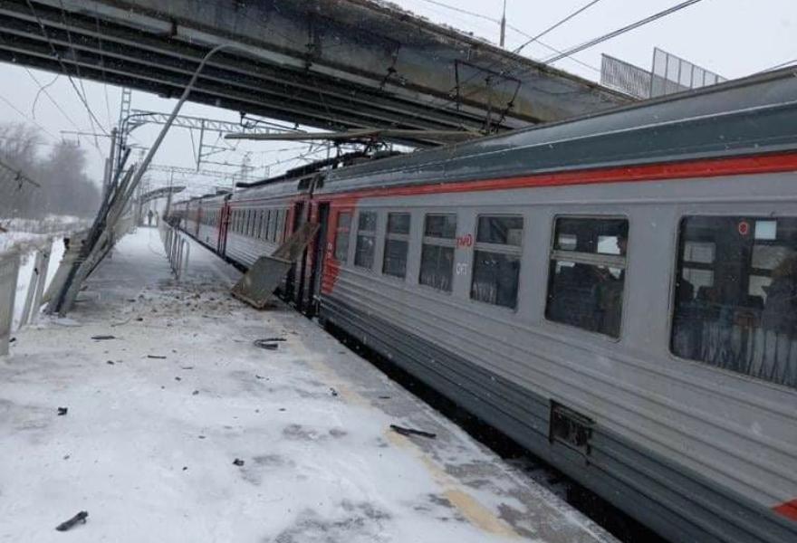 Под Клином машина упала с моста на электричку из Тверской области
