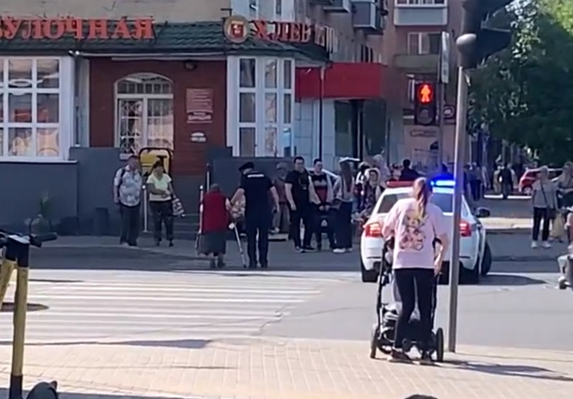В полиции рассказали о сотрудниках ГИБДД Твери, которые помогли пожилой женщине перейти дорогу