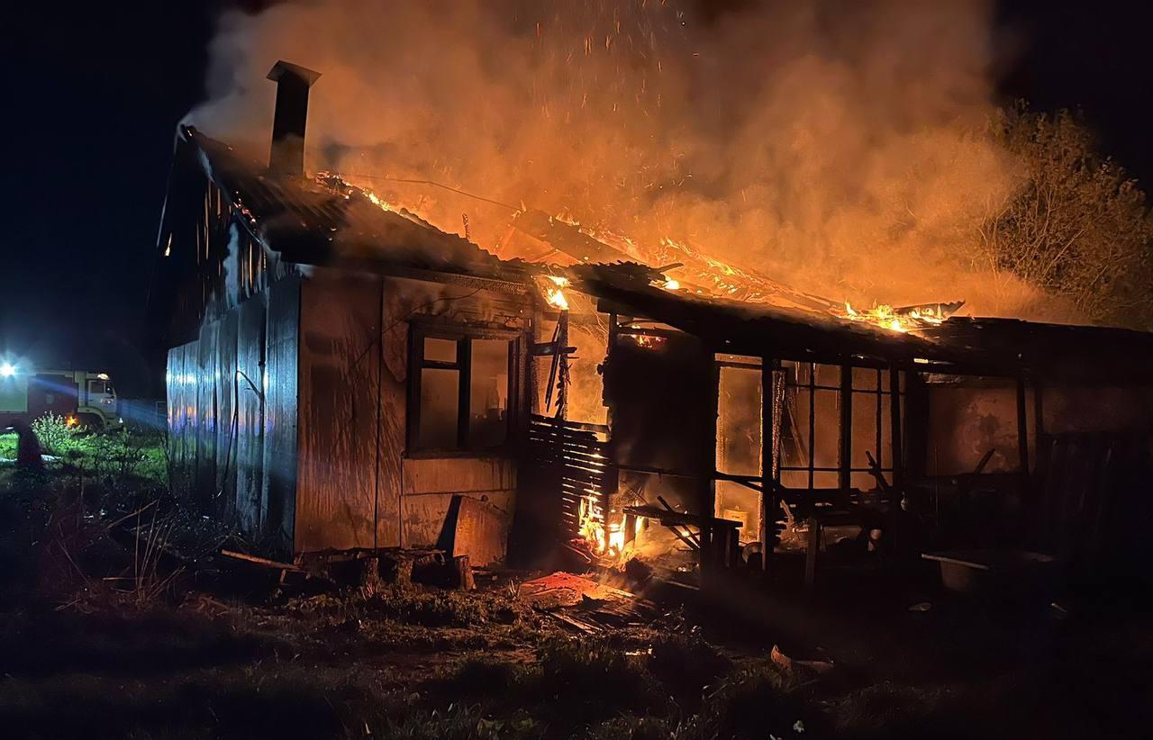 СК выясняет обстоятельства гибели людей на пожаре в Ржевском районе