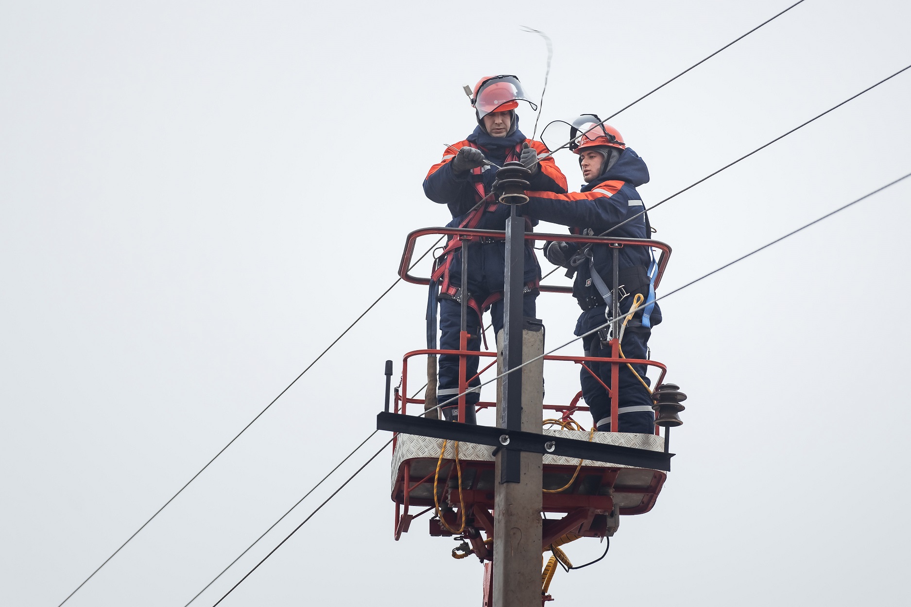 Специалисты «Тверьэнерго» восстанавливают нарушенное непогодой электроснабжение потребителей