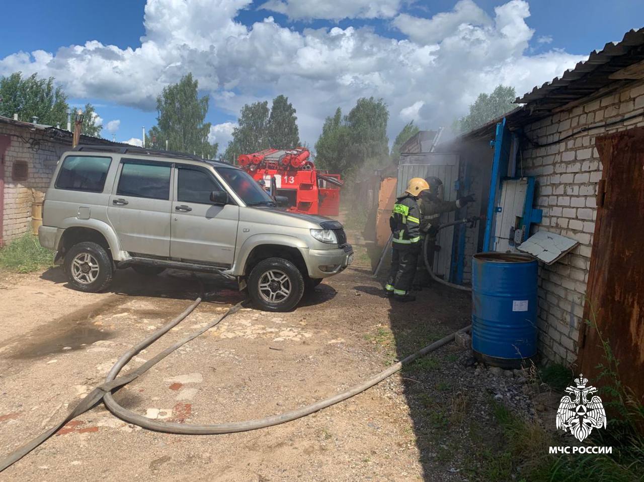 В Торжке пожарные спасли автомобиль