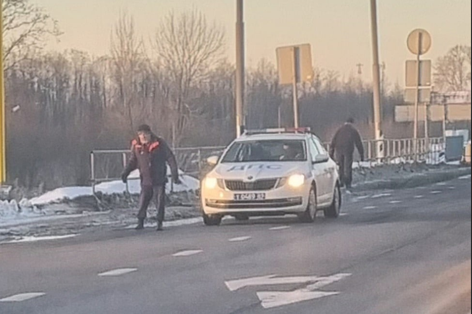 На трассе М10 под Вышним Волочком сотрудник ГИБДД перекрыл дорогу, чтобы помочь пожилому мужчине - новости Афанасий