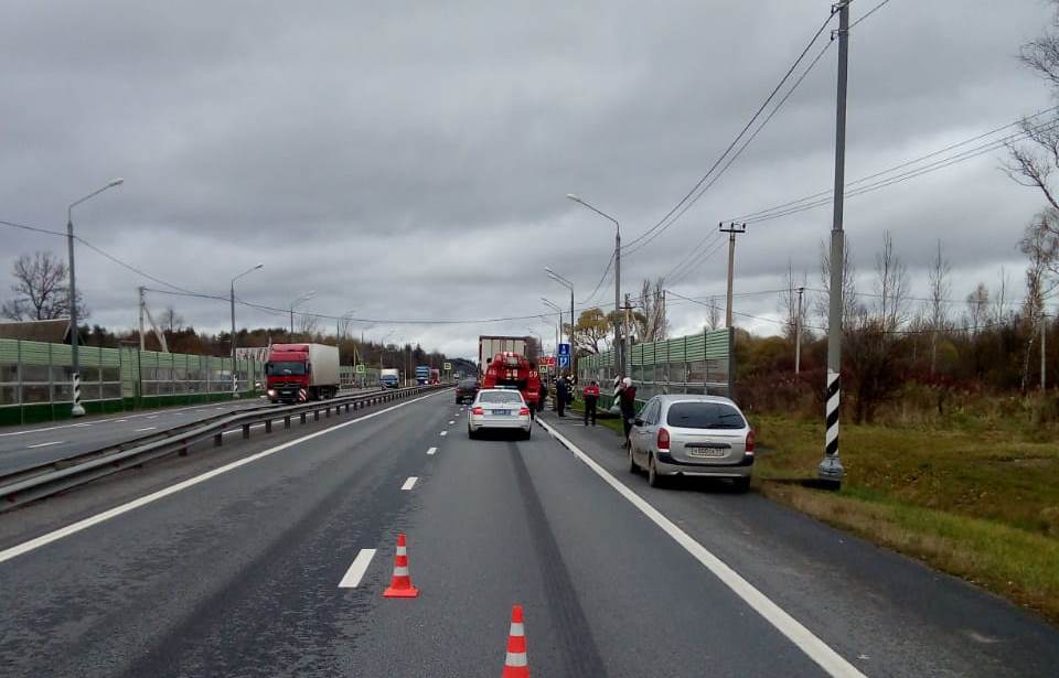 На М-10 в Тверской области грузовик прижал легковушку к ограждению