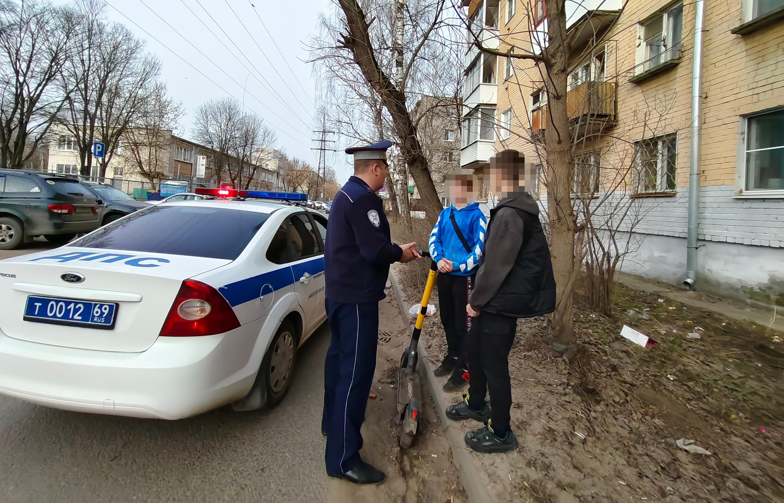 В Твери ГИБДД ловит электросамокатчиков-нарушителей – Новости Твери и  городов Тверской области сегодня - Afanasy.biz – Тверские новости. Новости  Твери. Тверь новости. Новости. Новости сегодня. Новости Твери сегодня.  Последние новости Твери. Новости