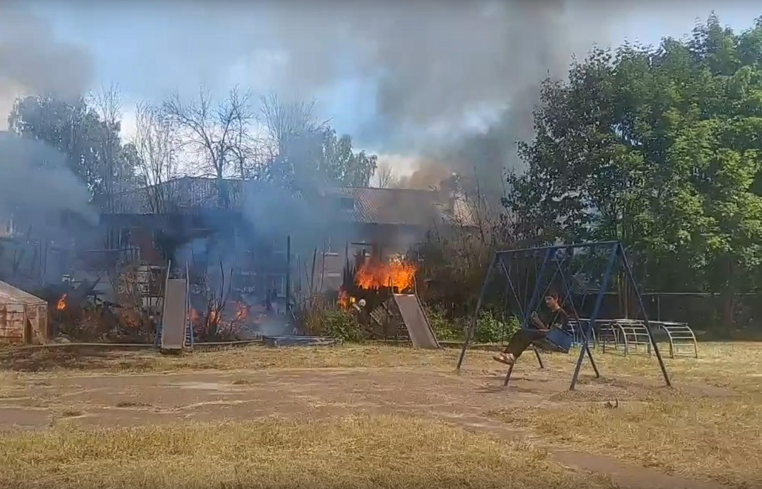 Пожар в пролетарском. Пожар в школе. Пожарные на пожаре. Пожар в Тверской области. Сгоревшая школа.