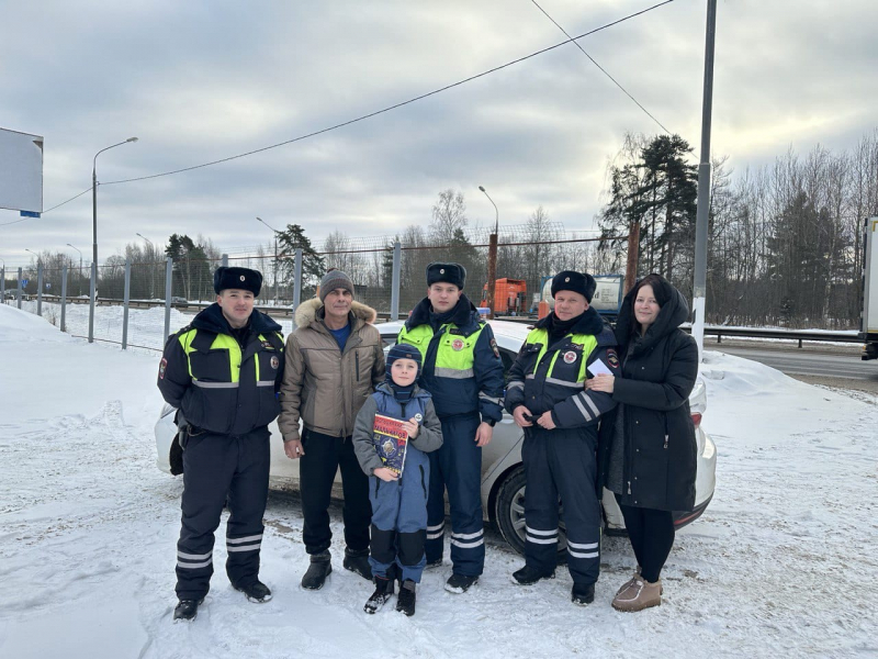В Тверской области инспекторы ДПС привезли подарки ребенку, которого спасли на пожаре  