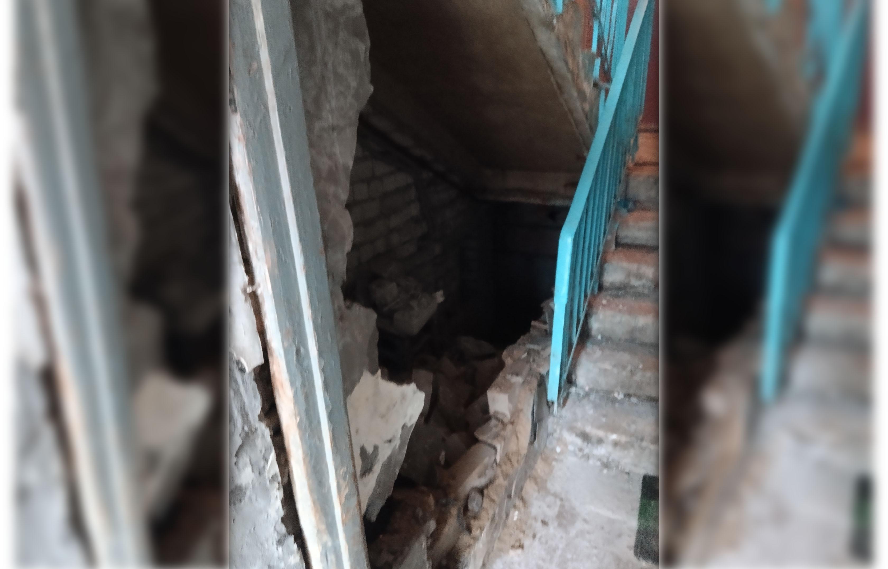 В Твери из-за прорыва канализации начал разрушаться дом
