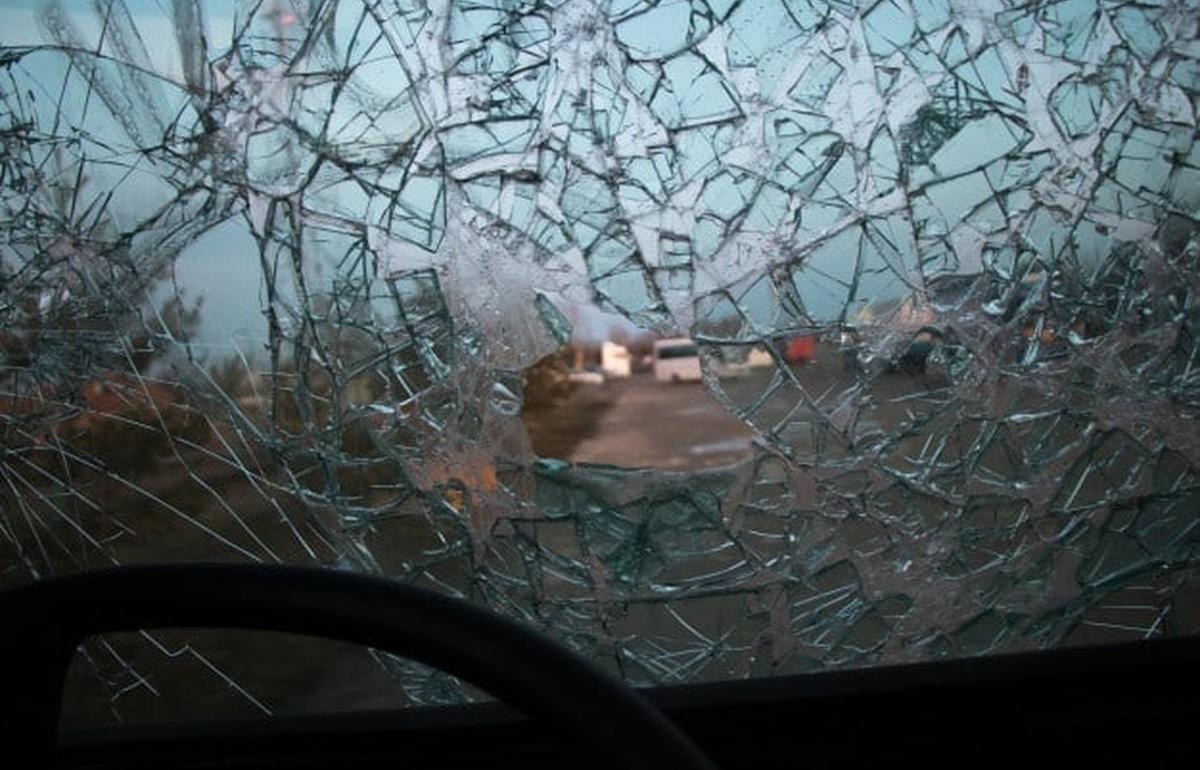 В Ржеве Тверской области хулиган разбил лобовое стекло трактора, чистившего улицу