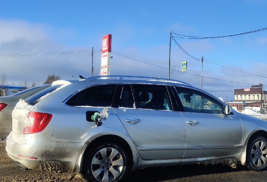 В Тверской области водитель уехал с АЗС с «пистолетом» в баке