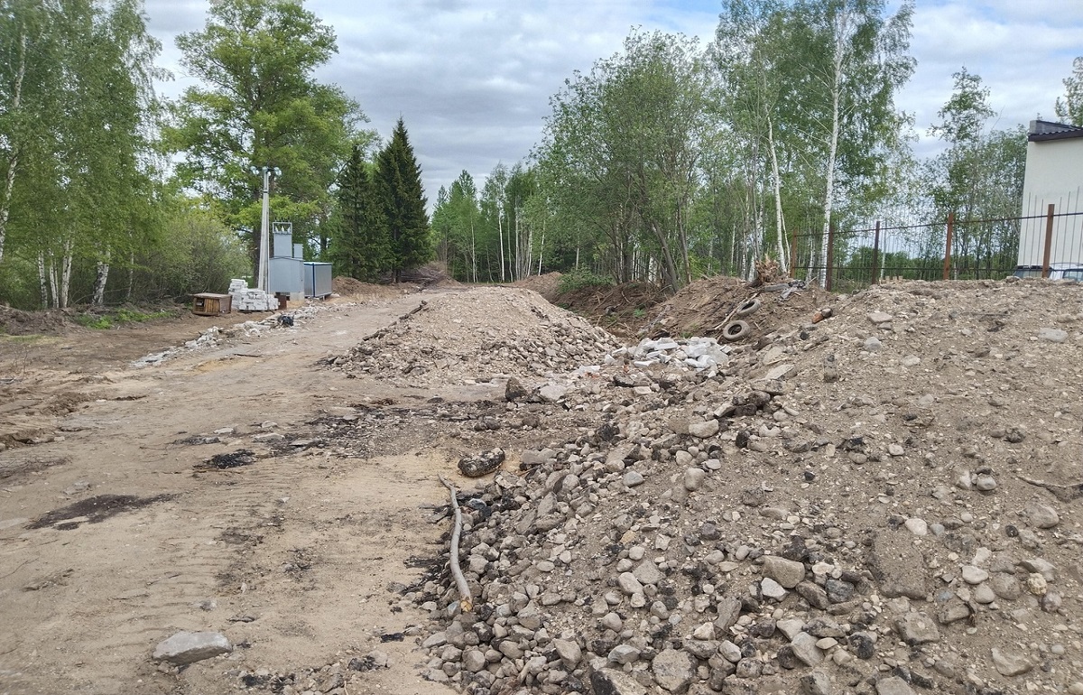 В Калининском районе землю завалили строительным мусором