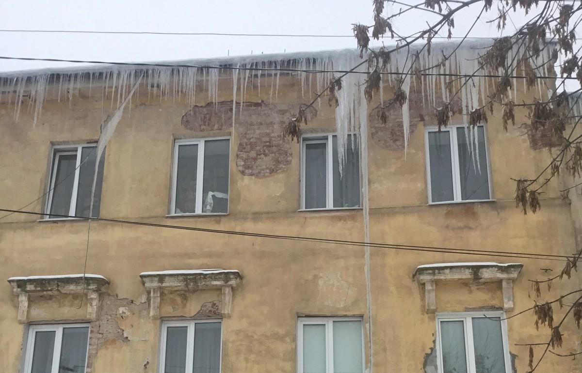 Жители Тверской области жалуются на первые в этом году сосульки на крышах
