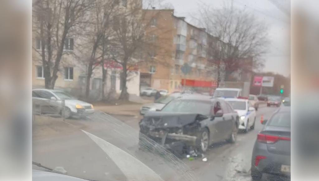 В Твери в Пролетарском районе автомобиль попал в ДТП