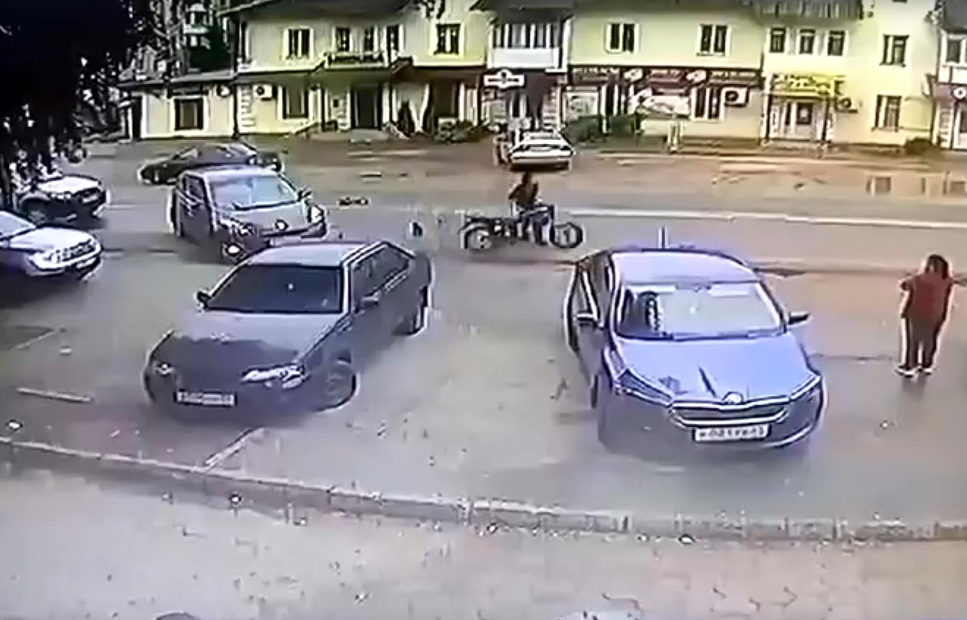Во Ржеве от мужчины на дороге «убежал» мотоцикл