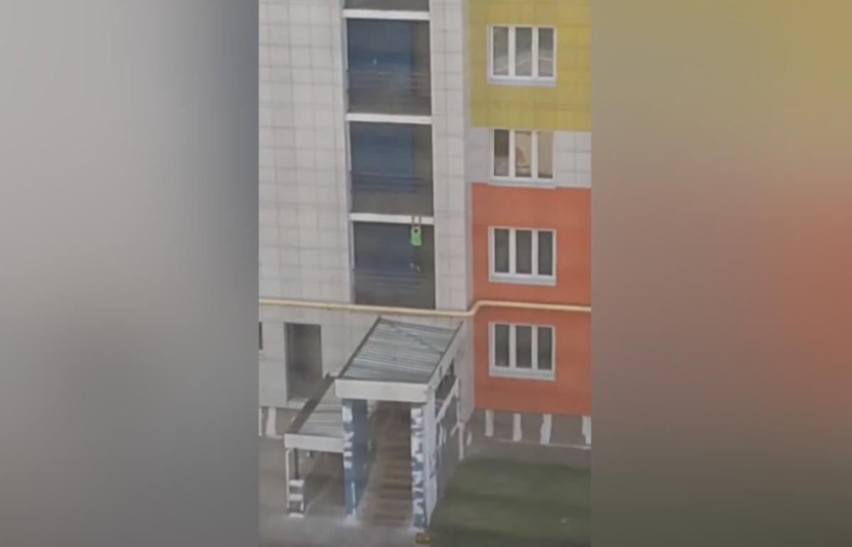 В Твери ребенок пытался по стене залезть на балкон