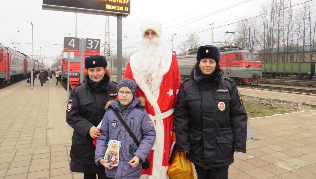Полицейский Дед Мороз поздравил пассажиров на тверском вокзале
