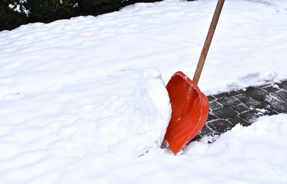 По требованию прокуратуры в Вышнем Волочке почистили от снега и льда одну из центральных улиц города