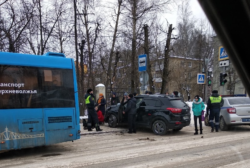 В Твери автомобиль после столкновения с автобусом вылетел на остановку и сбил пешеходов