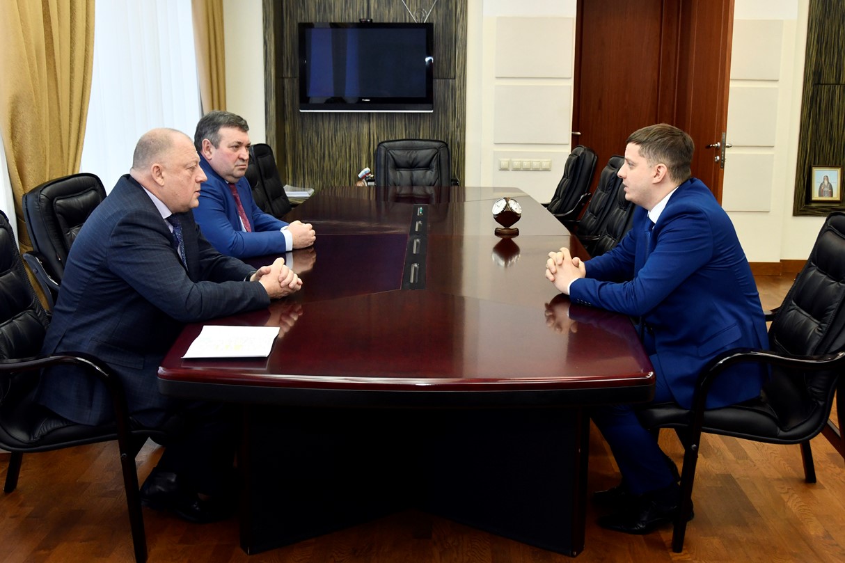 Руководители областного парламента обсудили взаимодействие с представителем региона в Палате молодых законодателей 