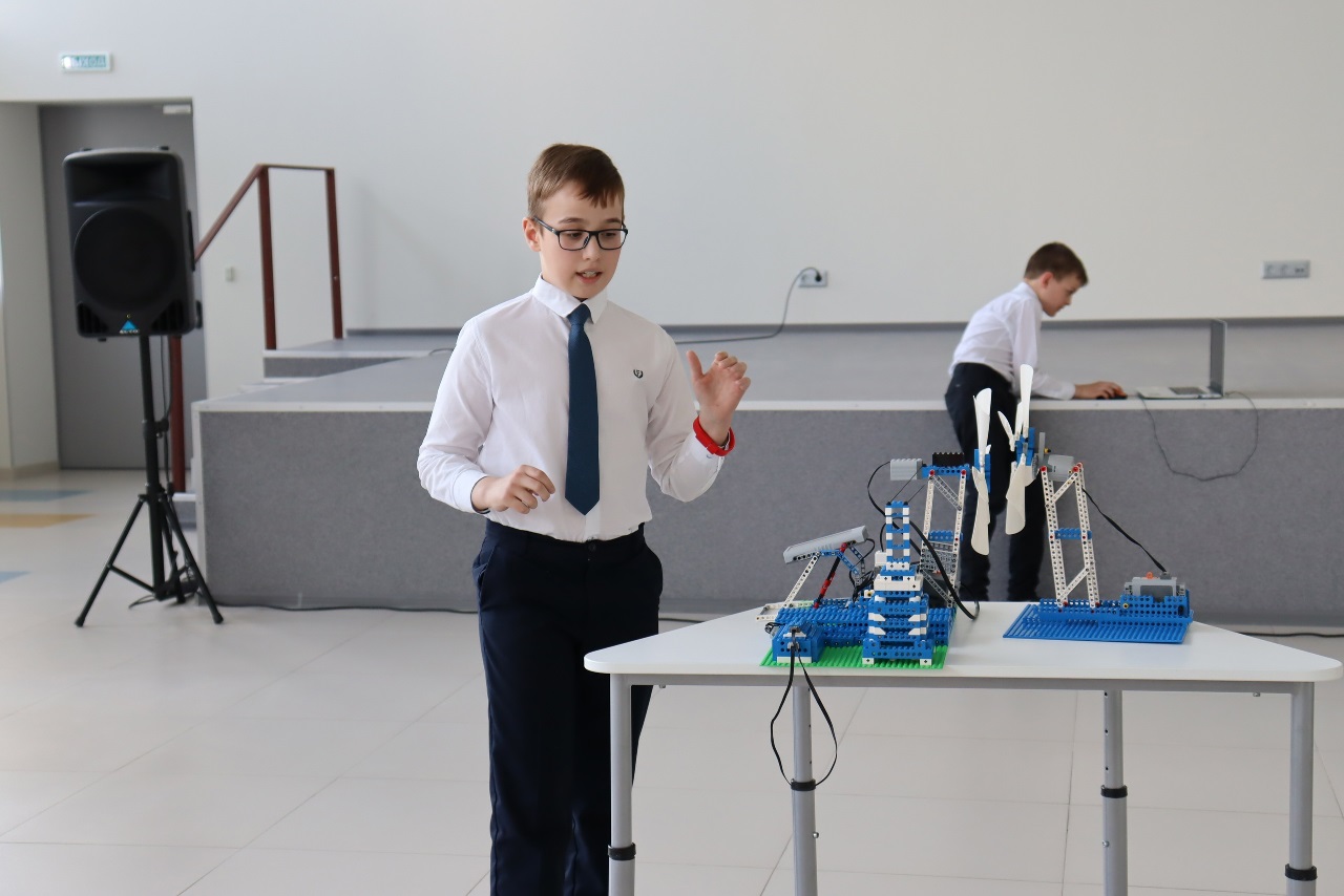 Школьники удомельского «IT-куба» представили финальные проекты о сотовой связи