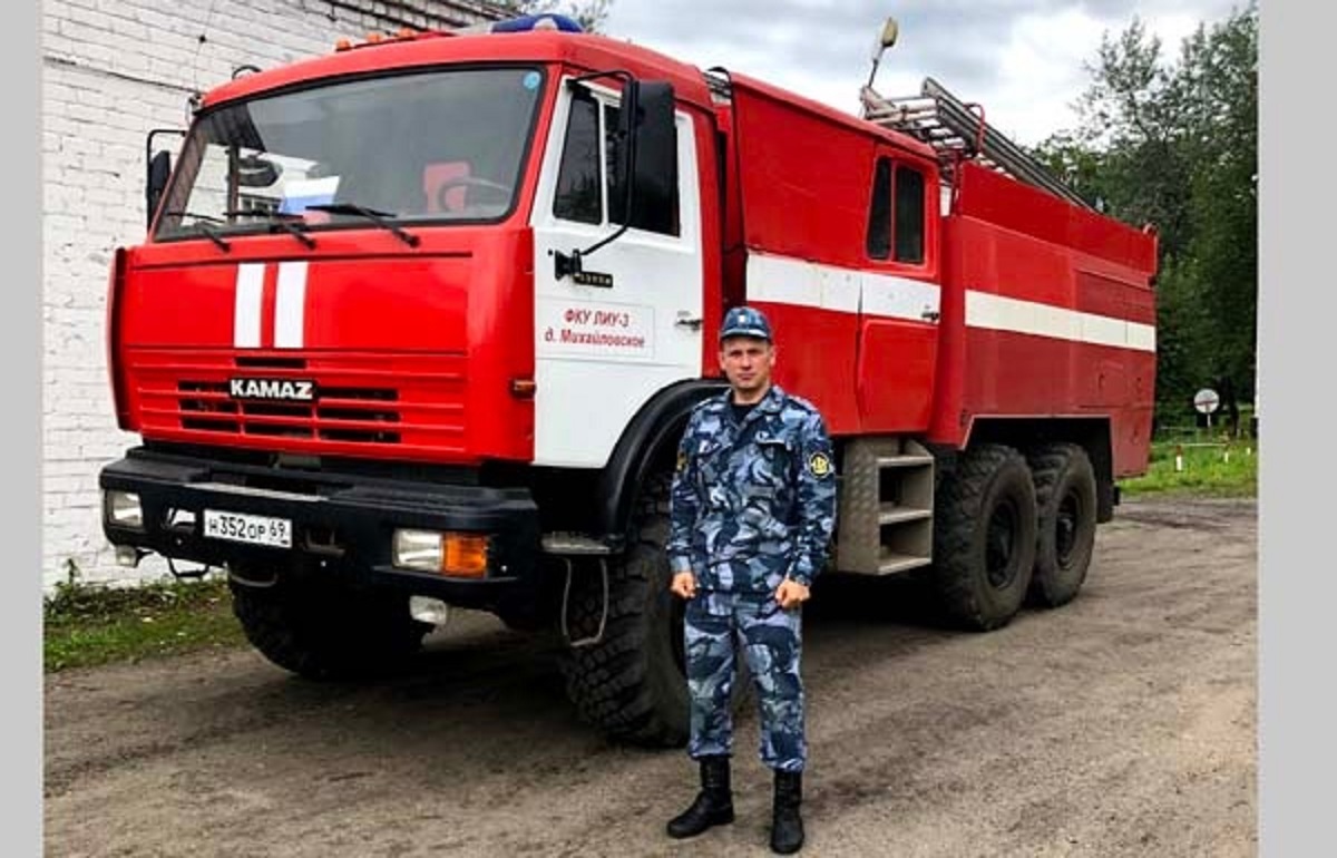 Водитель пожарной машины УФСИН из Бологое потушил горящий дом