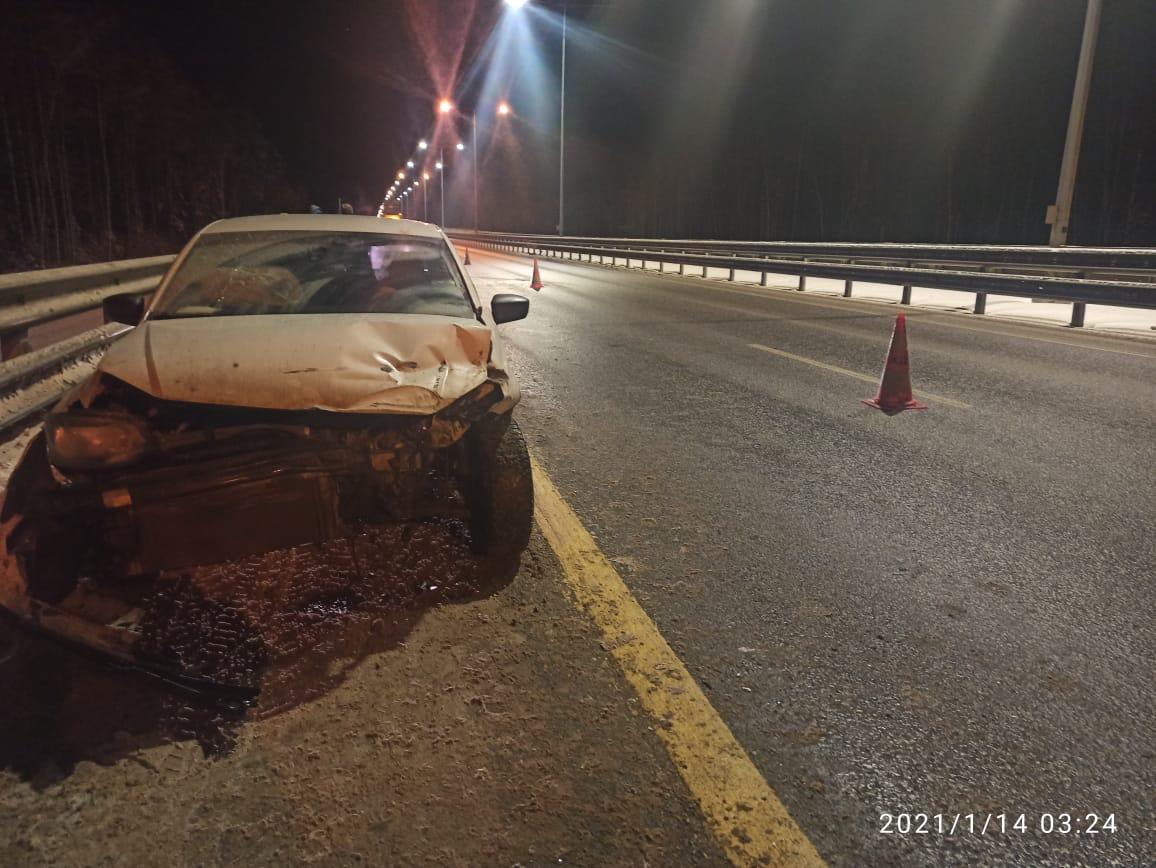 На М11 в Тверской области водитель Volkswagen получил травмы, врезавшись в отбойник