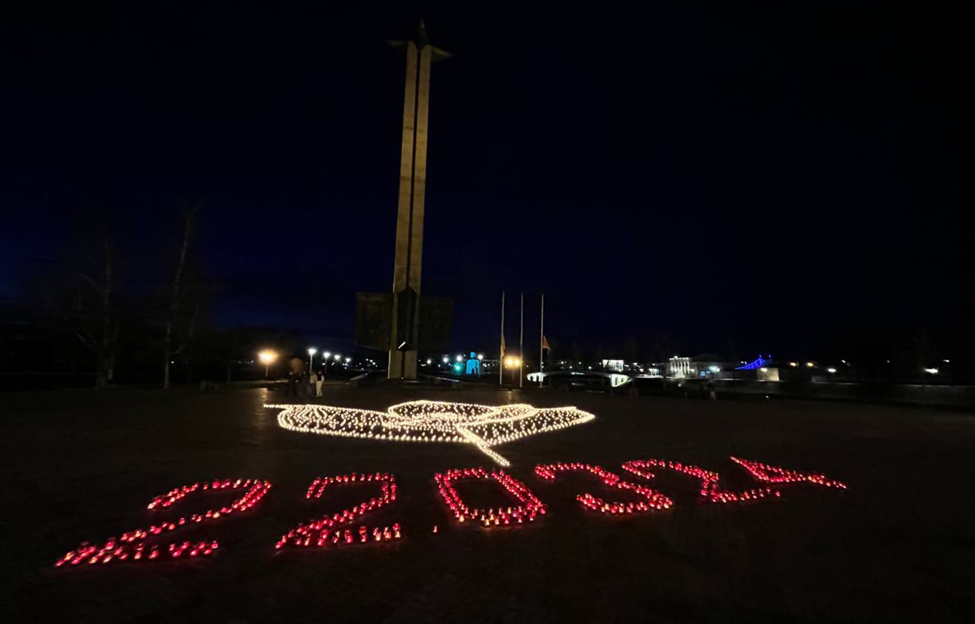 В Твери на площади у Обелиска Победы прошла акция в память о жертвах трагедии в «Крокус Сити Холле»