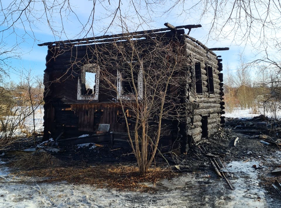 На месте страшного пожара в Тверской области, где в огне погибли три человека, работают следователи