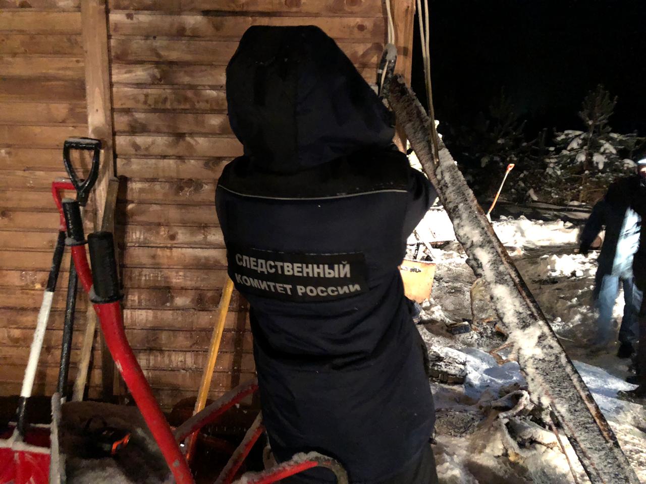 На месте гибели четырех человек на пожаре в Тверской области работают следователи