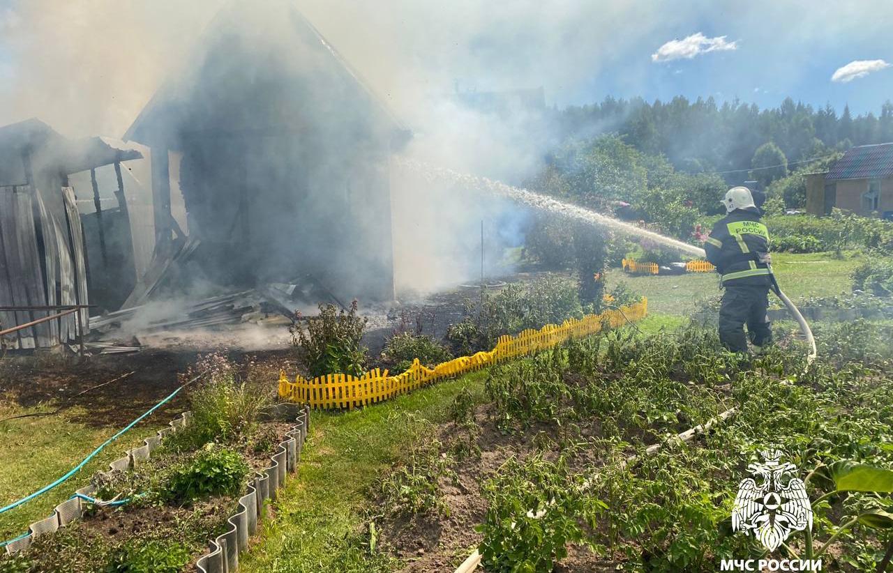 В Нелидовском районе пожарные тушили баню