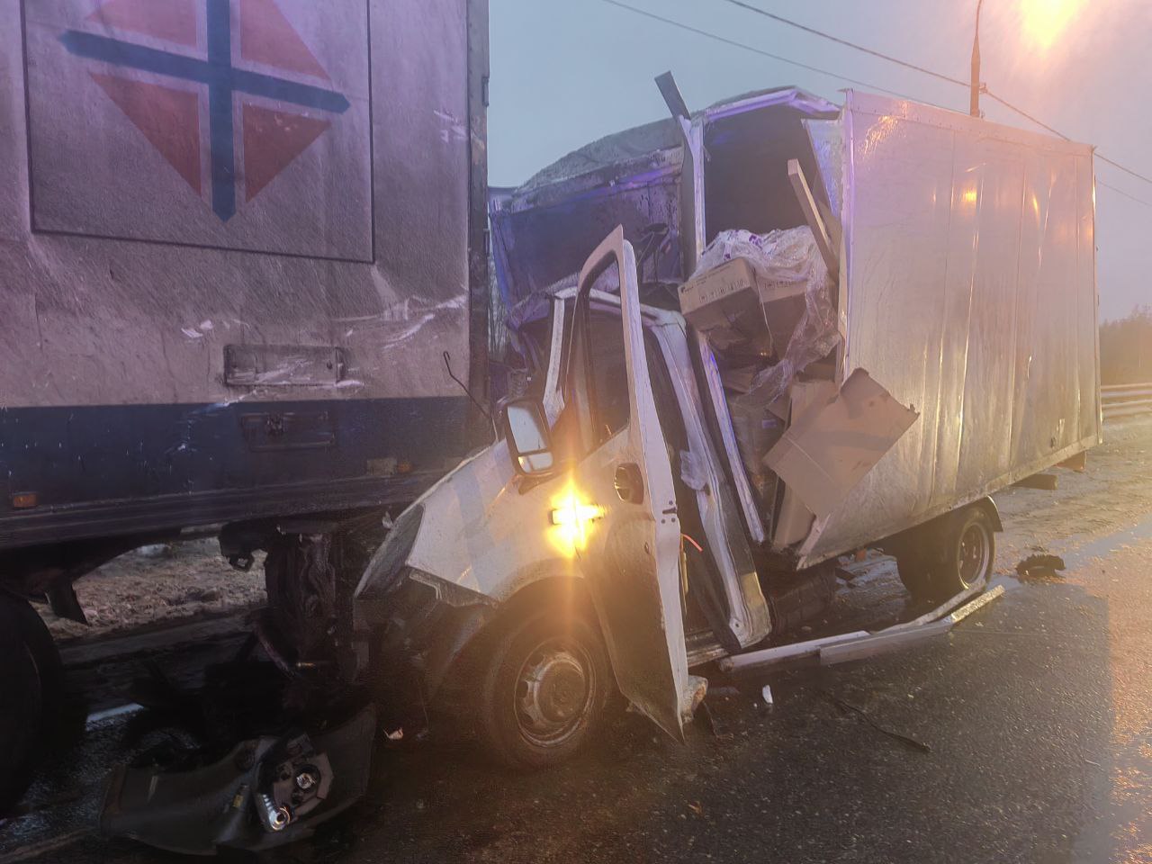 Два грузовика столкнулись на трассе М10 в Тверской области 