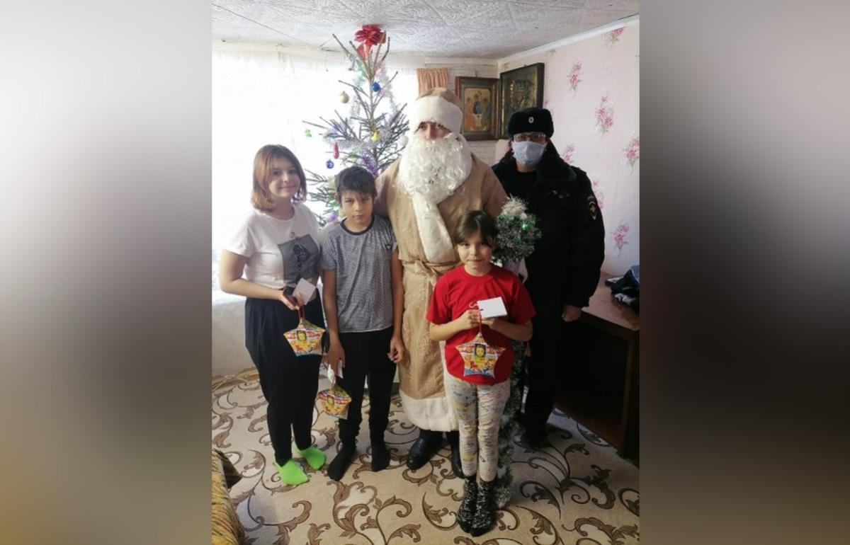 Осташковский «полицейский Дед Мороз» поздравил ребят из Тверской области