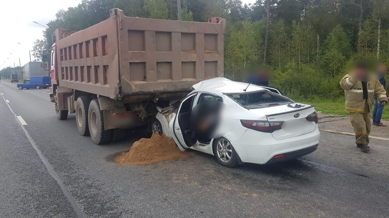 Водитель Kia получил тяжелые травмы, влетев под самосвал на М10 в Тверской области