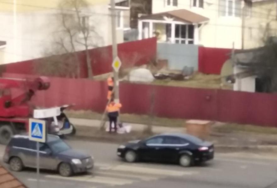 На улице Красина в Твери устанавливают знаки «ограничение скорости»