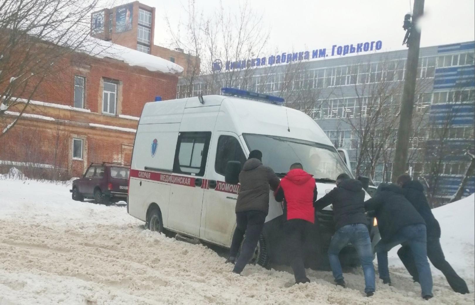 В Кимрах скорая помощь застряла на нерасчищенной дороге