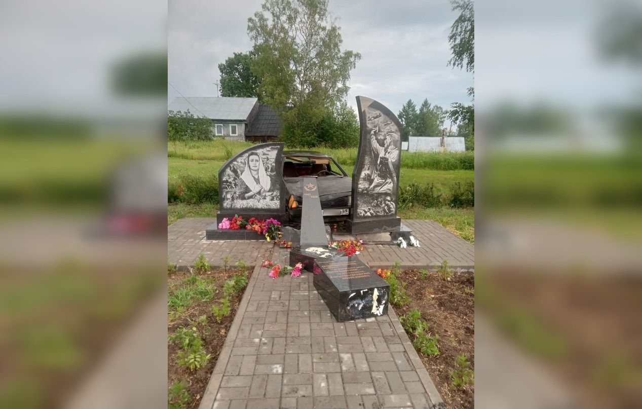В Тверской области автомобиль снес памятник в честь погибших в Великой Отечественной войне 